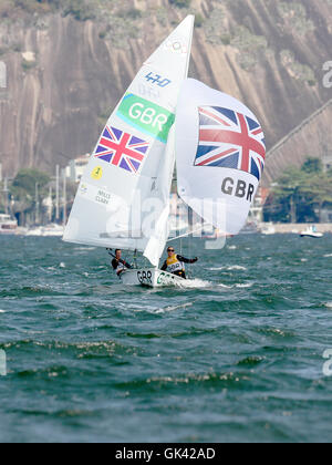 Grand Birtain Hannah's Mills et Saskia Clark en action pendant la course aux médailles 470 femmes à la Marina da Gloria le treizième jour de la Jeux Olympiques de Rio, au Brésil. Banque D'Images