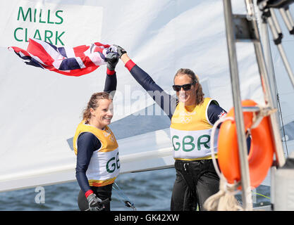 Grand Birtain Hannah's Mills et Saskia Clark (à droite) célébrer l'or dans les 470 femmes Medal Race à Marina da Gloria le treizième jour de la Jeux Olympiques de Rio, au Brésil. Banque D'Images