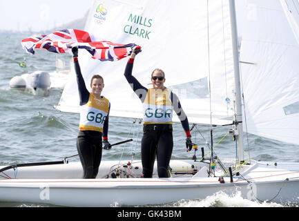 Grand Birtain Hannah's Mills et Saskia Clark (à droite) célébrer l'or dans les 470 femmes Medal Race à Marina da Gloria le treizième jour de la Jeux Olympiques de Rio, au Brésil. Banque D'Images