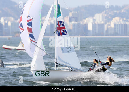 Grand Birtain Hannah's Mills et Saskia Clark en action pendant la course aux médailles 470 femmes à la Marina da Gloria le treizième jour de la Jeux Olympiques de Rio, au Brésil. Banque D'Images