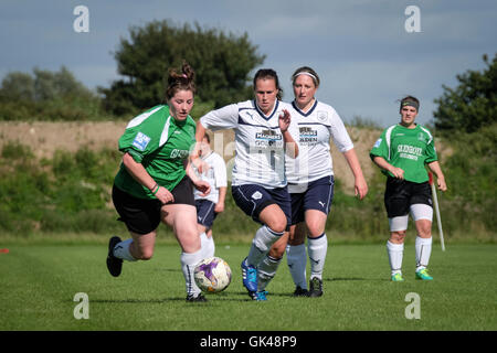 Preston North End Ladies Football Club dans la chemise blanche prendre sur Burscough Ladies Football Club dans un match amical de pré-saison Banque D'Images