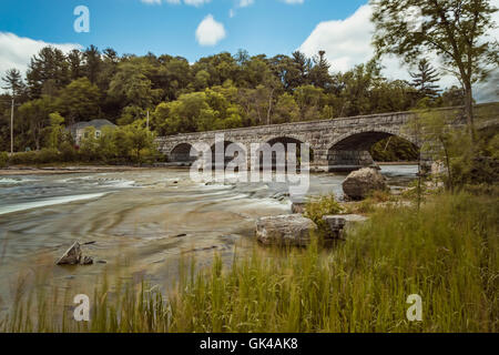 Pakenham Falls et le pont à cinq sur une journée ensoleillée Banque D'Images