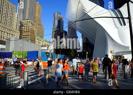 Personnes traversant la rue à l'Oculus (Westfield Mall) World Trade Center à New York City, New York, États-Unis Banque D'Images