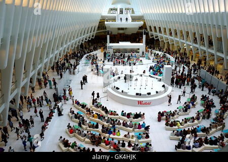 La foule à l'intérieur de l'Oculus le jour d'ouverture du centre commercial Westfield au World Trade Center de New York, New York, États-Unis Banque D'Images