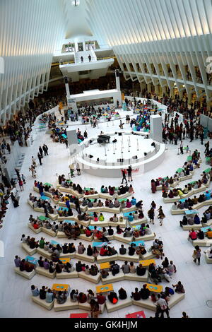 La foule à l'intérieur de l'Oculus le jour d'ouverture du centre commercial Westfield au World Trade Center de New York, New York, États-Unis Banque D'Images