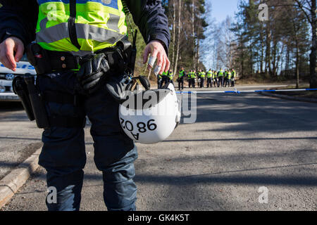 La police anti-émeute sont préparés avant une manifestation. Banque D'Images