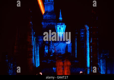 2004, Sukhothai, Thaïlande --- Spectacle son et lumière à Wat Mahathat durant le festival de Loy Kratong. --- Image par © Jeremy Horner Banque D'Images