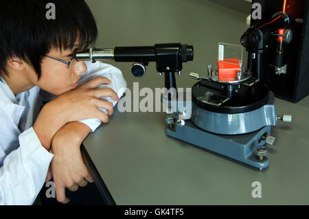 Bangkok, Thaïlande --- Un étudiant en physique de niveau International School de Shrewsbury en classe. --- Image par © Jeremy Horner/Cor Banque D'Images