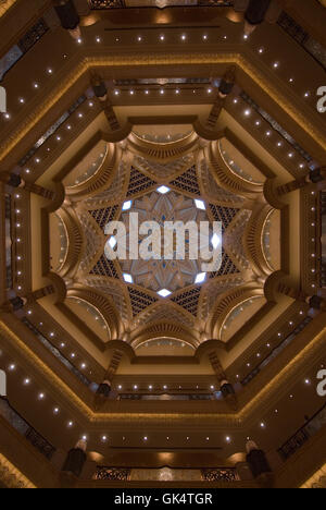 2006, Abu Dhabi, Emirats Arabes Unis --- Atrium au Emirates Palace Hotel --- Image par © Jeremy Horner Banque D'Images