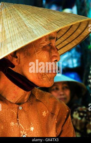 26 Mar 2007, Hoi An, Vietnam --- Personnes âgées Femme portant Chapeau conique traditionnel --- Image par © Jeremy Horner Banque D'Images