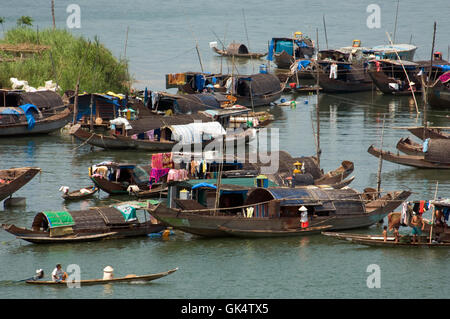 26 Mar 2007, Hue, Vietnam --- péniches sur la rivière des Parfums --- Image par © Jeremy Horner Banque D'Images