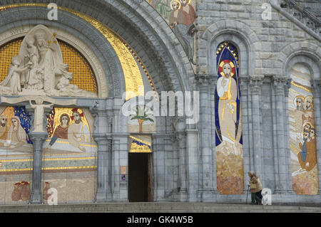 Lourdes, France, France --- Couple entrer dans la basilique du Rosaire à Lourdes --- Image par © Jeremy Horner Banque D'Images