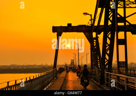 Hanoi, Vietnam - 18 novembre,2012 : rendez-vous accueil dans le coucher du soleil à pont Long Bien Banque D'Images