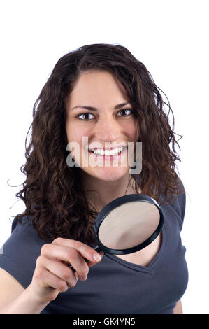 Femme avec une loupe en face de visage Banque D'Images