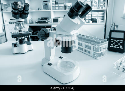 Microscope Sciences sur paillasse. Laboratoire de microbiologie. Image libre de microscope binoculaire Banque D'Images