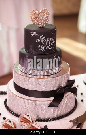 Chocolat décoration gâteau de mariage avec ruban marron Banque D'Images