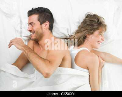 Beau couple dans l'amour de rire sur le lit Banque D'Images