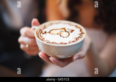 Mains de mariée avec latte art tasse à café. Selective focus Banque D'Images