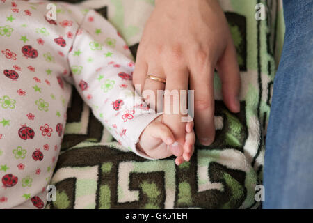 Père et Fils, baby holding papas doigt. Concept de la famille Banque D'Images