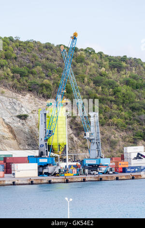 Une grue et un silo vert lors d'une opération d'expédition sur l'Ile de Saint Martin Banque D'Images