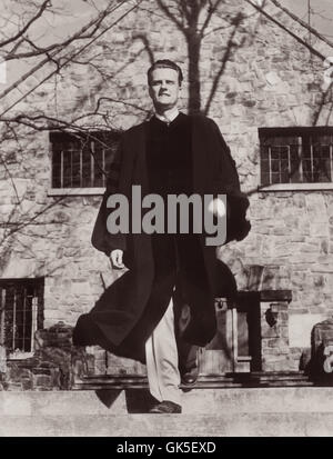 Baptiste, évangéliste américain Billy Graham au début des années 50. Cette photo était probablement prise à Wheaton College, le ou vers le 15 juin 1951, lorsque Billy Graham (Classe de '43) a parlé au début des exercices. Banque D'Images