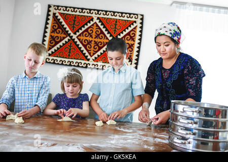 Cuisiner avec les enfants. Comment faire des boulettes de manti (Asie centrale) leçon. Banque D'Images