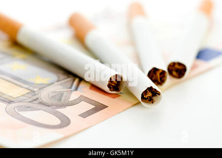 Cigarettes sur funfig euro bill (pas de pr) Banque D'Images