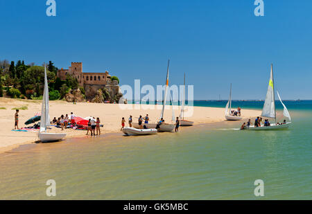 Navigation dans l'estuaire de la plage Forte Sao Joao, Albufeira, Algarve, Portugal Banque D'Images