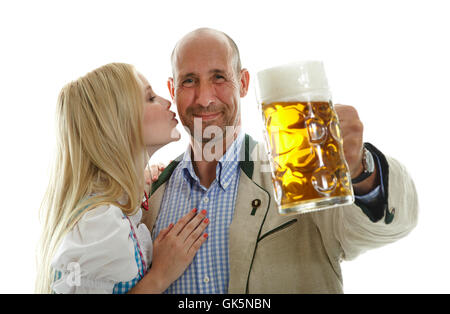 Woman in dirndl et l'homme en pantalon de cuir Banque D'Images