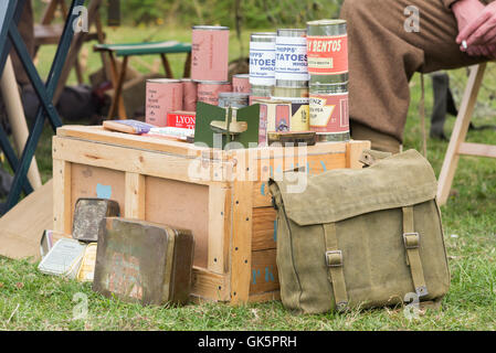 WW2 les rations de l'armée britannique lors d'une reconstitution de l'histoire vivante. Spetchley Park, Worcestershire, Angleterre. Banque D'Images