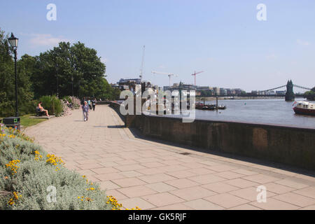 Chemin de la rivière Lower Mall par London Hammersmith Jardins Furnival Banque D'Images