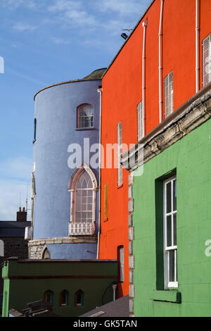 Bâtiments colorés dans le parc du château de Dublin, Irlande Banque D'Images