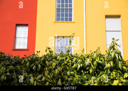 Bâtiments colorés dans le parc du château de Dublin, Irlande Banque D'Images