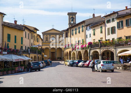 Greve in Chianti, Italie - 2 août 2016 : La Piazza Giacomo Matteotti dans la ville de Greve in Chianti, Toscane, Italie. Banque D'Images