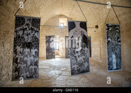 Le travail de l'artiste Nathalie Olympien sur l'affichage à l'château de colosse à Chypre. Banque D'Images