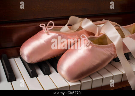 Chaussures de ballet sur les touches de piano Banque D'Images