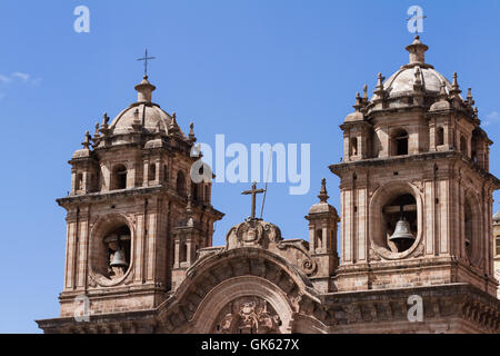 Détail rapprochée sur une cloche de l'église suspendue à un vieux journal en bois à Cusco Pérou Banque D'Images