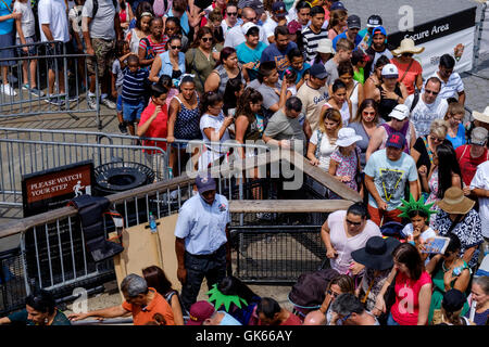 La foule d'attente à bord d'un ferry/croisière à Liberty Island pour voir la Statue de la Liberté Banque D'Images