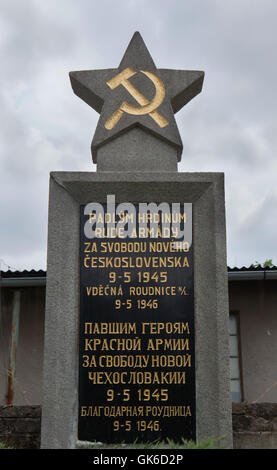 Monument commémoratif de guerre soviétique décoré de la faucille et du marteau au cimetière à Roudnice nad Labem en Bohême centrale, en République tchèque. Texte en tchèque et en russe signifie : les héros de l'Armée Rouge tombés pour la liberté de la nouvelle Tchécoslovaquie le 9 mai 1945 à partir de la mesure de la ville de Roudnice. Le 9 mai 1946. Banque D'Images