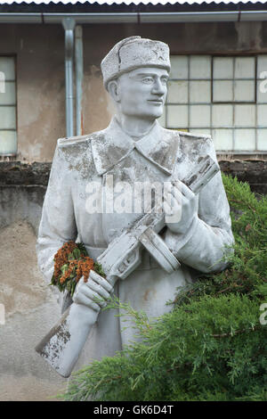 Monument commémoratif de guerre soviétique au cimetière à Roudnice nad Labem en Bohême centrale, en République tchèque. Soldat soviétique tient le pistolet-mitrailleur soviétique PPSh-41 également connu sous le nom de pistolet-mitrailleur Shpagin utilisé par l'Armée rouge pendant la Seconde Guerre mondiale. Banque D'Images