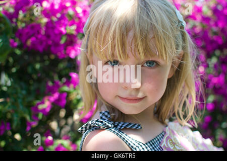 Beautiful Girl holding de bougainvillées rose avec ventilateur Banque D'Images