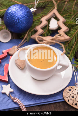 Tasse à café et décorations de Noël Banque D'Images