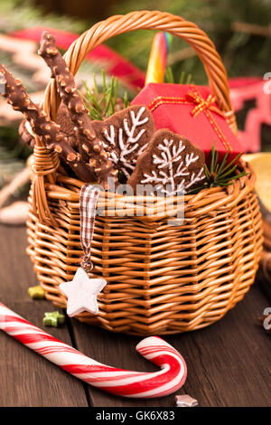 Panier de cadeaux de fête et les décorations de Noël closeup Banque D'Images