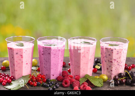 Des smoothies de fruits frais divers Banque D'Images