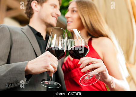 Dégustation de vin dans le restaurant Banque D'Images