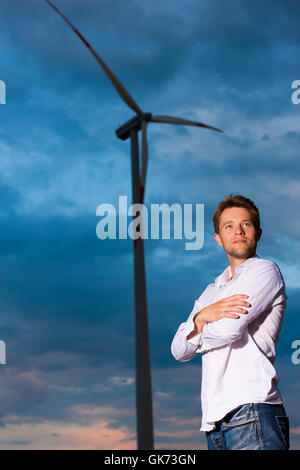 L'homme en face d'une éolienne et de ciel Banque D'Images