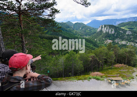 Semmering : voir à partir de 20 vues shilling du chemin de fer du Semmering avec le viaduc Kalte Rinne , Rax en arrière-plan, garçon, Austr Banque D'Images