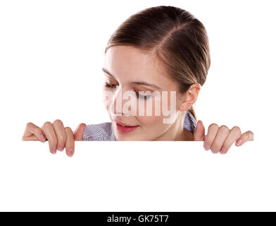 Jeune femme regarde vers le bas lors de l'inscription Banque D'Images