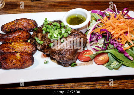 Miami Florida,El Carajo,bar à vin tapas,espagnol,restaurant restaurants cuisine restauration café, repas, assiette, salade, plantain frit sucré, steak de flanc, Banque D'Images