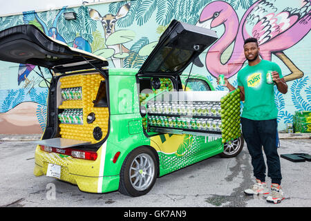 Miami Florida,Hialeah,Leah Arts District,Community Block Party,Street Fair,Black Adult,adults,man men male,Young Adult,Mist Twist,Street marketing,pro Banque D'Images